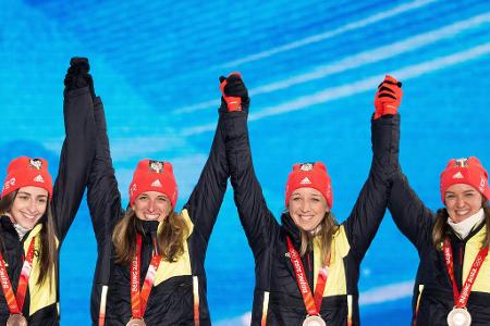 Medaillen-Sammlung mit der Mannschaft - Bei Olympia 2022 in Peking gewinnt Preuß mit der Staffel Bronze. Bei Weltmeisterschaften kommen in Team-Wettbewerben weitere Silber- und Bronzemedaillen hinzu. Die erfolgreichste Zeit soll aber erst noch kommen ...