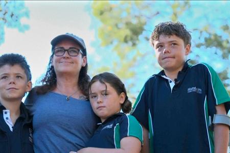 Der 13 Jahre alte Austin (rechts im Foto) schwamm rund vier Stunden, um seine Familie zu retten.