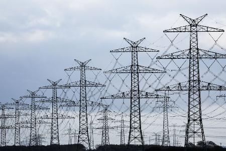 Adern der Stromversorgung - Freileitungen und Masten. (Symbolbild)