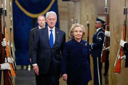 Die Anwälte der Clintons sagen, das Ehepaar sei bereit, zu einvernehmlich vereinbarten Terminen persönlich unter Eid auszusagen. (Archivbild)