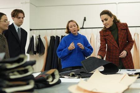 Strahlend in Rot: Prinzessin Kate besucht walisische Webereien