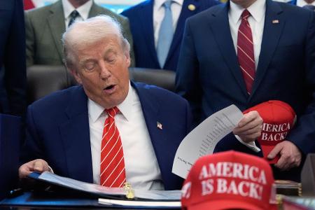 US-Präsident Donald Trump unterzeichnet ein Haushaltsgesetz, das den teilweisen Stillstand der US-Regierungsgeschäfte beendet.