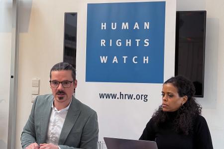 HRW-Deutschlanddirektor Philipp Frisch (l) und HRW-Rassismusforscherin Almaz Teffera zeichneten ein düsteres Bild der Weltlage. 
