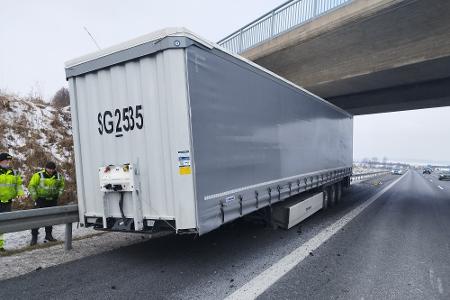 Beschädigter Sattelauflieger in seiner Endstellung.