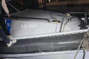 Das beschädigte Patrouillenboot der griechischen Küstenwache nach der Kollision mit dem Boot der Migranten.