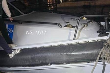 Das beschädigte Patrouillenboot der griechischen Küstenwache nach der Kollision mit dem Boot der Migranten.