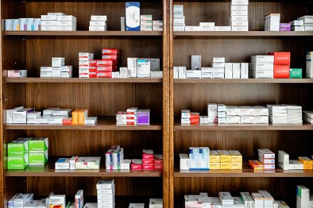 Regale voller Medikamente in einer Apotheke