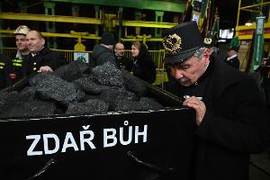 Bergleute bringen die symbolische letzte Lore an die Oberfläche.