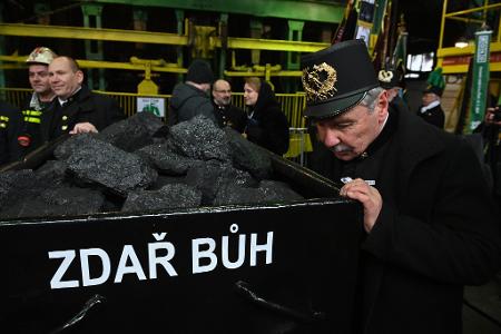 Bergleute bringen die symbolische letzte Lore an die Oberfläche.