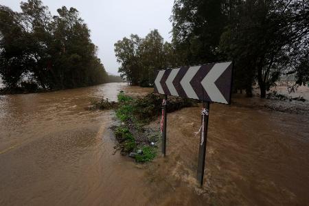Starkregen ließ in Portugal und wie hier im Süden Spaniens Flüsse über die Ufer treten. 