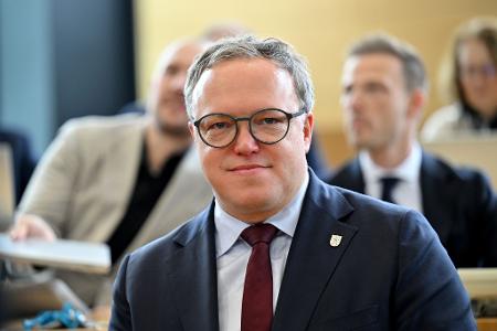 Thüringens Ministerpräsident Mario Voigt (CDU) hat ein konstruktives Misstrauensvotum überstanden. 