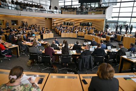 Der Thüringer Landtag hat eine Entscheidung getroffen: Ministerpräsident Mario Voigt (CDU) bleibt nach einem gescheiterten konstruktiven Misstrauensvotum im Amt. 