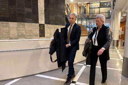 Ihr Mandat habe große Angst vor dem Prozess, sagen Høibys Verteidiger Ellen Holager Andenæs (rechts) und Petar Sekulic.