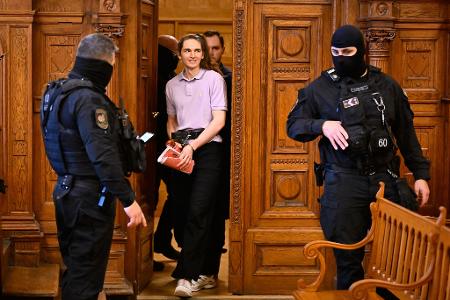 Ein Gericht in Budapest verurteilte die non-binäre deutsche Person Maja T. wegen Gewalt gegen Rechte zu acht Jahren Gefängnis.