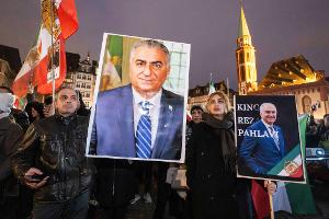 Bilder des Schah-Sohns werden auf Demonstrationen in Deutschland gezeigt.