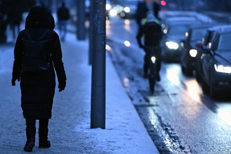 Auch Behinderungen im Straßen- und Bahnverkehr sind möglich. (Archivbild)