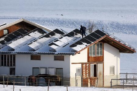 Im vergangenen Jahr produzierten private Solaranlagen in Saarland und im Bayern im Schnitt den meisten Strom.(Archiv)