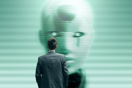 Geschäftsmann starrt auf einen humanoiden KI-Roboter
