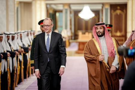 Vom geächteten Herrscher zum begehrten Partner: Merz und der saudische Kronprinz.