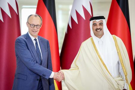 Merz - hier mit dem Emir des Staates Katar - betonte, er habe bei seinem Besuch in Saudi-Arabien und Katar auch Menschenrechtsfragen angesprochen. 