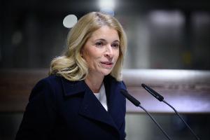 Bahnchefin Evelyn Palla will nach dem tödlichen Angriff auf einen Zugbegleiter einen Sicherheitsgipfel mit den Sicherheitsverantwortlichen im Bahnverkehr einberufen. (Archivbild)