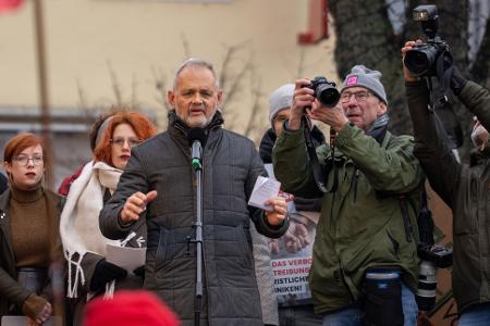 Mehrere hundert Menschen demonstrierten vor der Verhandlung 