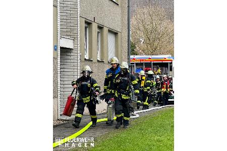 Einsatzkräfte in Schutzausrüstung