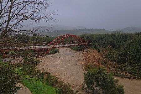 In der Region Málaga wurde weiter nach einer Frau gesucht, die von den Wassermassen fortgerissen worden war. 