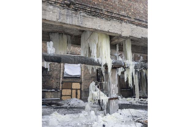 Wegen eines zerstörten Heizkraftwerks können mehr als 1.100 Wohnblocks in Kiew nicht geheizt werden.