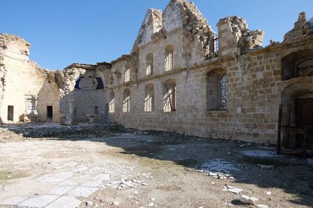Bis zu sechs Meter hoch türmte sich der Schutt an den Wänden