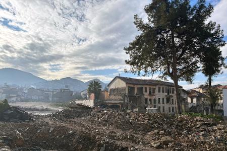 Der Schutt wurde abgetragen, der Wiederaufbau muss noch warten. 
