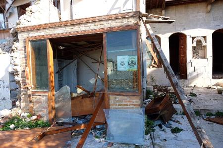 Der Eingang eines eingestürzten Hotels - die Altstadt war bei Touristen beliebt