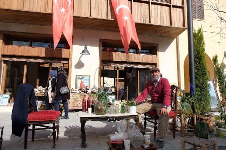 Antiquitätenhändler Serkan Sincan hat Hoffnung für die Zukunft.