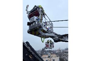 © Feuerwehr Dresden
Ein spezieller Gelenkarm am Leiterpark der Drehleiter ermöglicht es, dass die Einsatzkräfte mit dem Rettungskorb besser an den Dachstuhl herankommen.