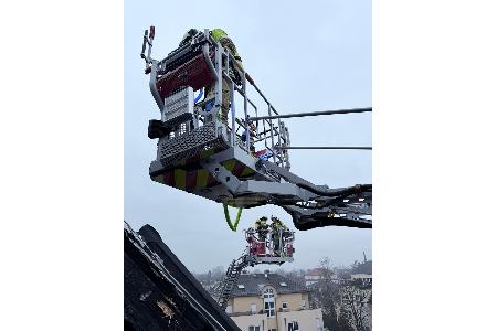 © Feuerwehr Dresden
Ein spezieller Gelenkarm am Leiterpark der Drehleiter ermöglicht es, dass die Einsatzkräfte mit dem Rettungskorb besser an den Dachstuhl herankommen.