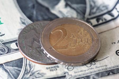 Der Euro hat zum Dollar stark zugelegt - eine Gefahr für deutsche Exporteure (Archivbild)