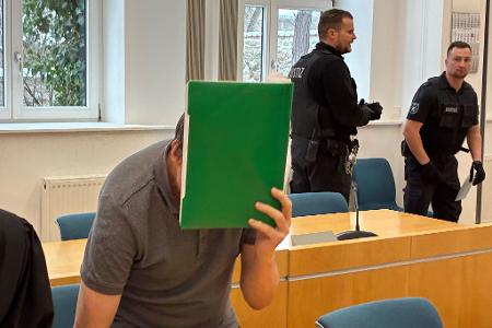 Der frühere Lehrer wurde wegen dutzendfachen Missbrauchs von Schülerinnen zu mehreren Jahren Haft verurteilt. 