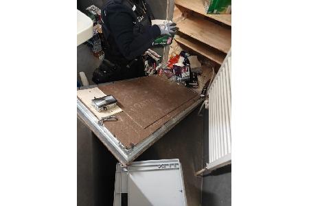 Bild des Verstecks hinter einer Fliese