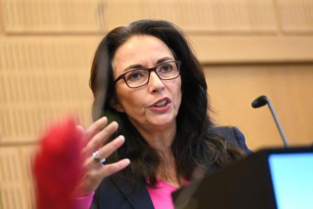 DGB-Chefin Yasmin Fahimi nennt die Debatte um Einschnitte 