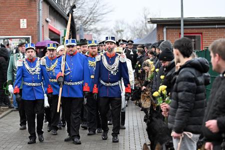 Auch Mitglieder des Schützenvereins reihen sich in den Trauerzug ein.