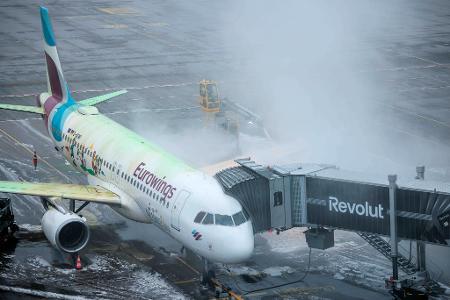 Aufgrund der Witterungen dauert das Enteisen der Maschinen derzeit noch deutlich länger als sonst.