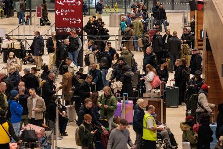 Reisende mussten am Freitagmorgen viel Geduld mitbringen.