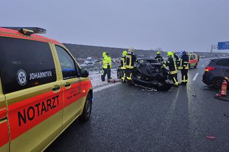 Auf der A10 krachten am Donnerstag zahlreiche Autos auf spiegelglatter Fahrbahn zusammen. Es gab viele Verletzte.