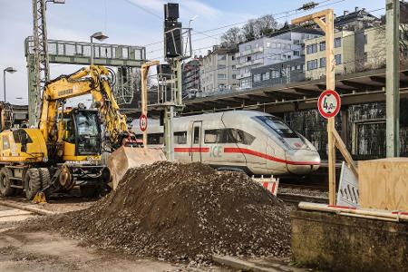 Die Bagger am Wuppertaler Hauptbahnhof stehen schon bereit.
