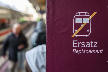 Mit den Ersatzbussen sind Reisende teilweise deutlich länger unterwegs.