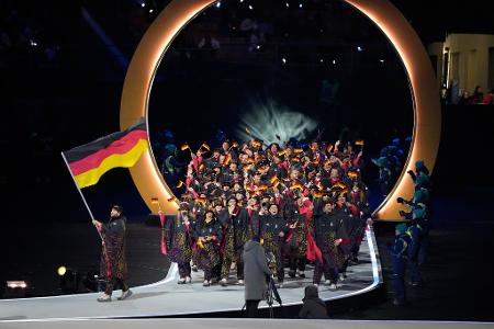 Die Mannschaft aus Deutschland wird von Fahnenträger Leon Draisaitl bei der Eröffnungsfeier der Olympischen Winterspiele Mailand Cortina 2026 angeführt.