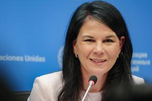 Annalena Baerbock trägt Olympia-Fackel: Sie wollte Olympionikin werden