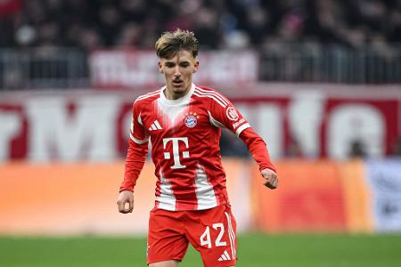 Lennart Karl (bis 58.) - Note: 3,0 - Wirkte vorsichtig in seiner Spielweise und musste deshalb lange auf seine Momente warten. Schoss nach einem Konter einmal Grabara an. Teil der großen Bayern-Gala war er diesmal nicht.