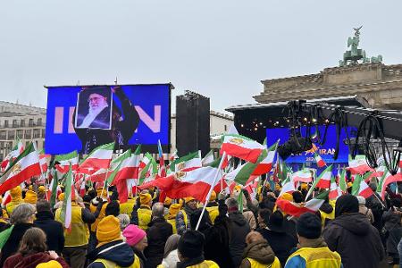 Tausende Menschen demonstrieren vor dem Brandenburger Tor für Freiheit im Iran.
