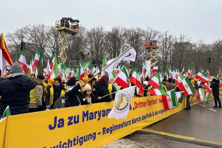 Die Polizei spricht von einem friedlichen Verlauf.